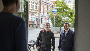 Leonhard Wohlfahrt und Muzaffer Arslan stehen vor der Haustür eines Klienten. 