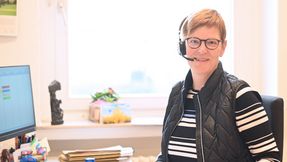 Porträtfoto im Büro: Elisabeth Lipsewers